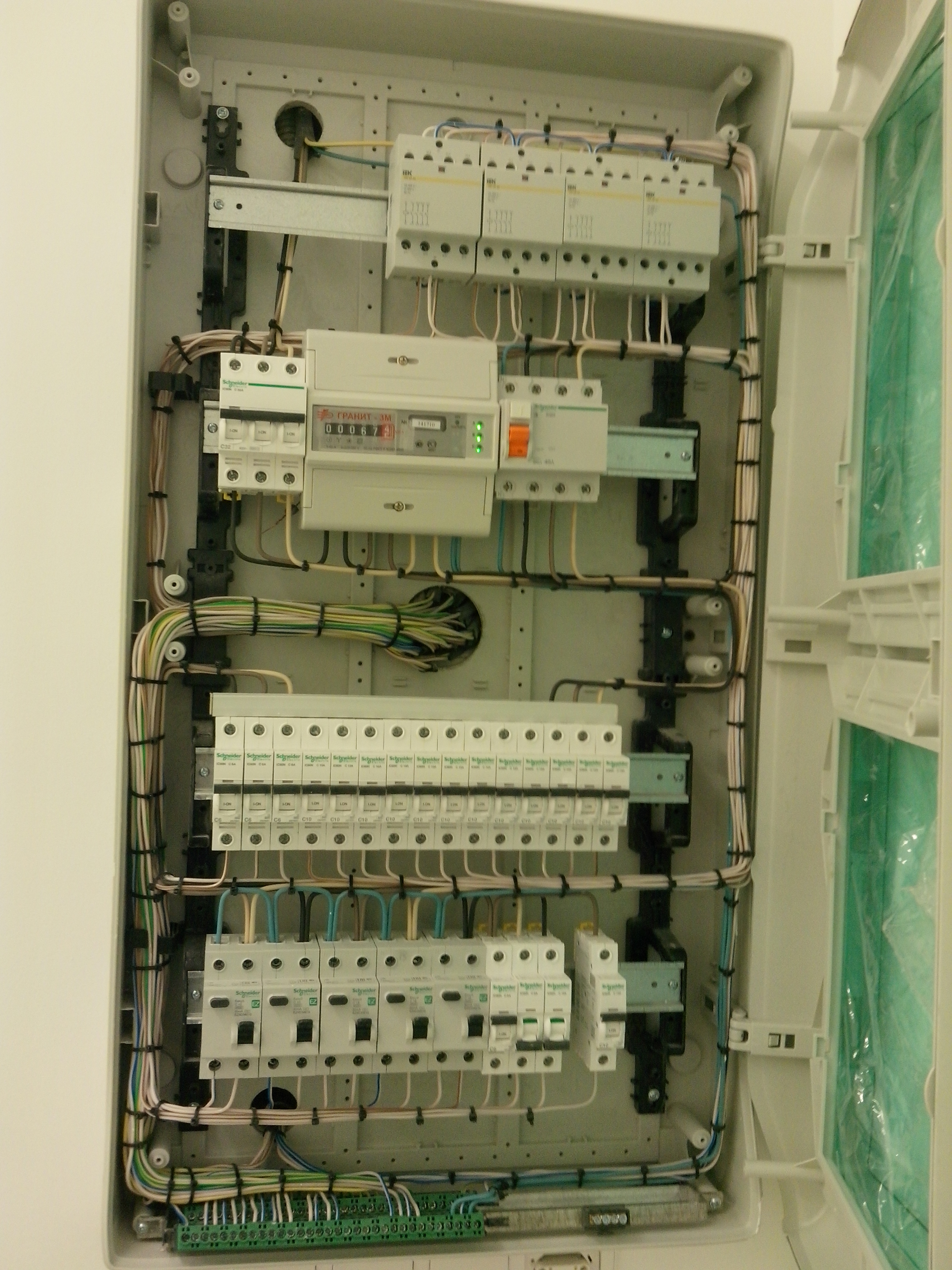 Электромонтер. Электромонтаж в квартире. Мастер электрик. Электрика в коттедже под ключ. Услуги электрика в барнауле.