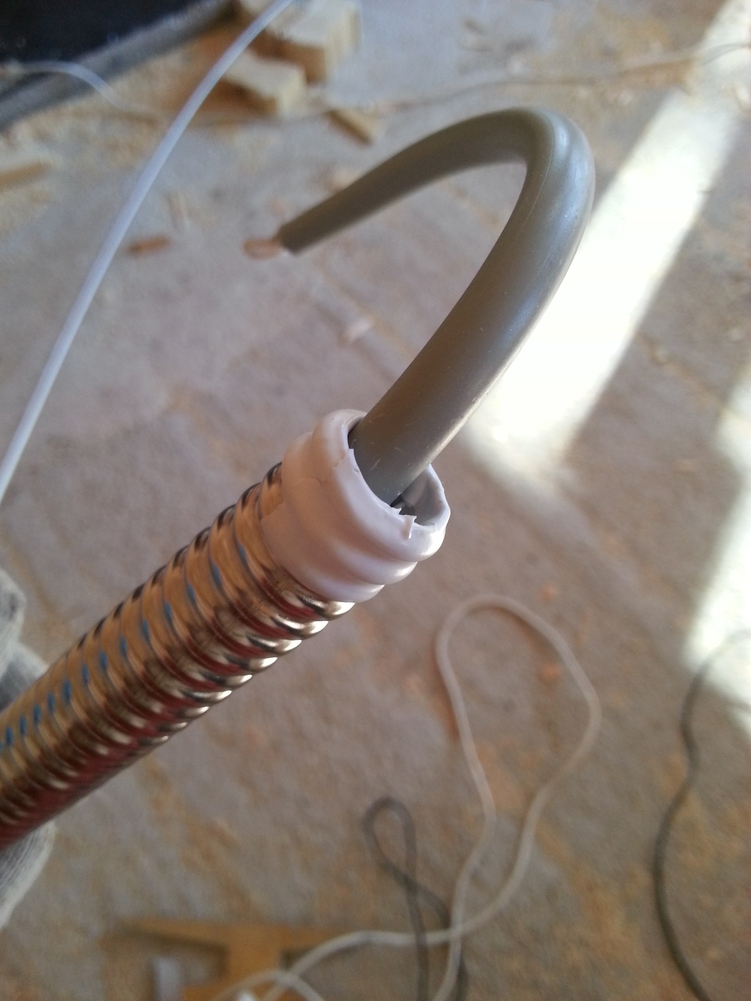 Гофра для проводки в деревянном доме