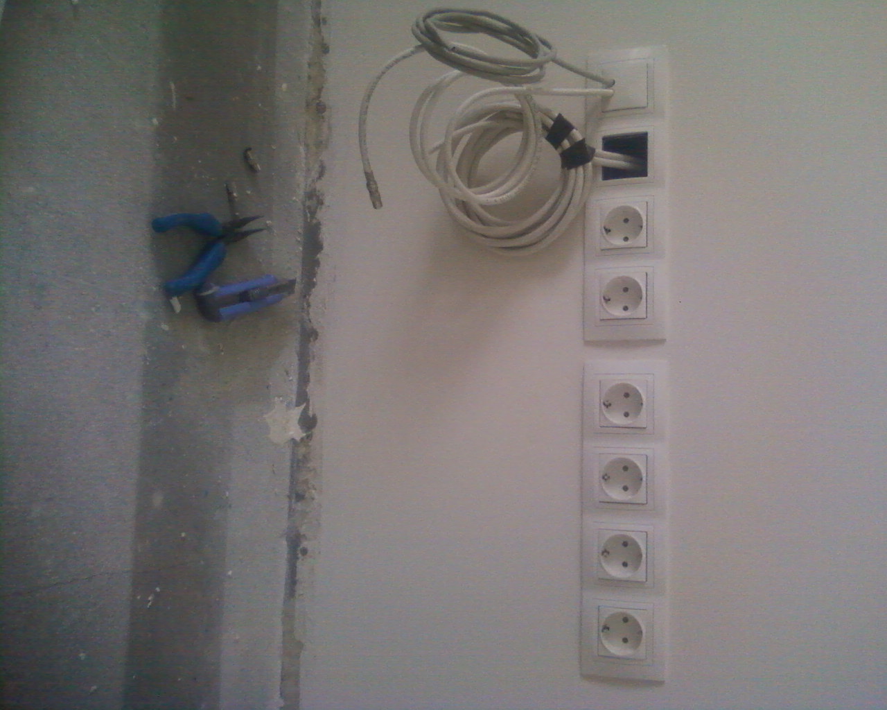 Монтажник электрооборудования. Услуги электрика ставрополь. Как в ставрополе найти нормального электрика. Электромонтажные работы. Электрика.